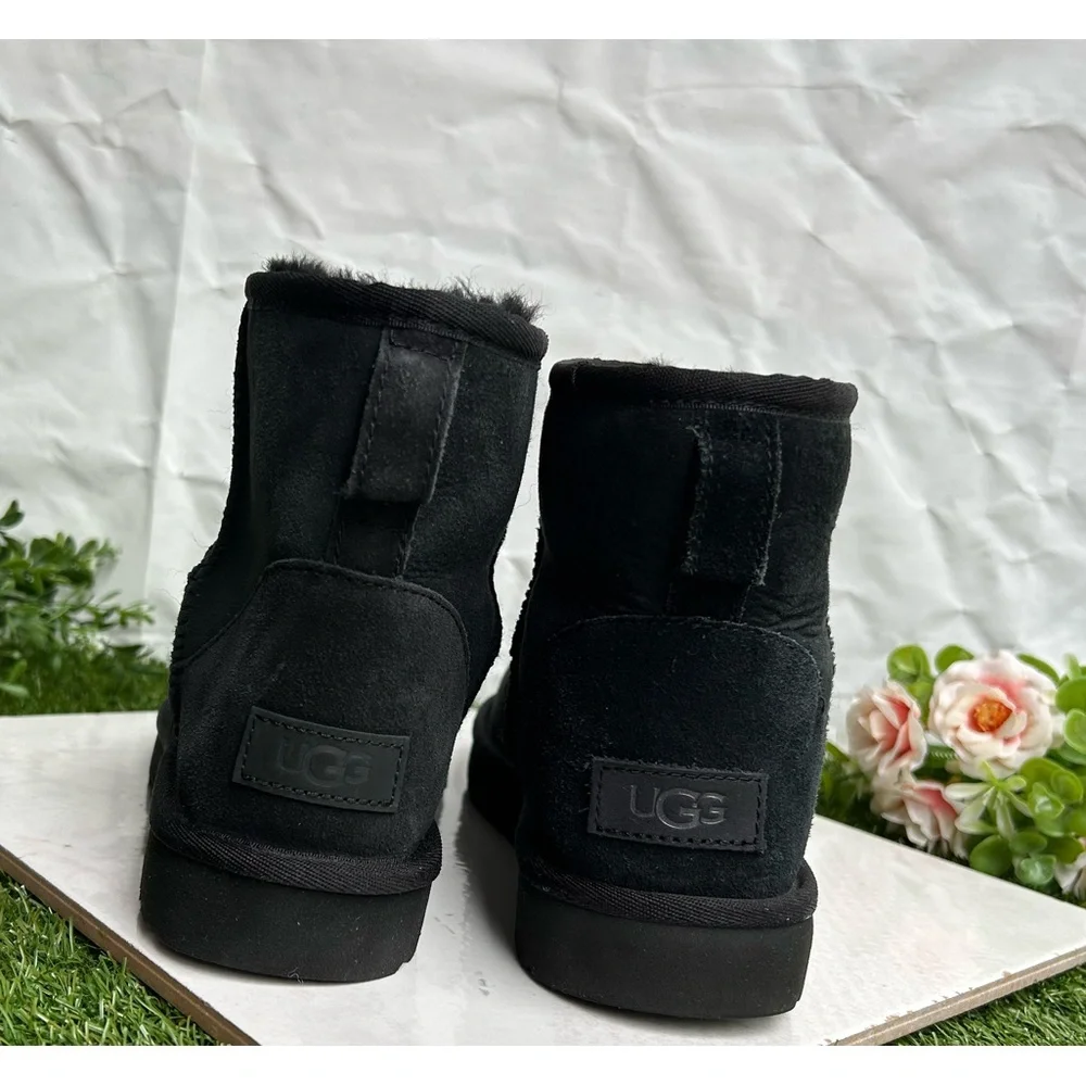 UGG Classic mini II black winter boots women SIZE 10 gently used